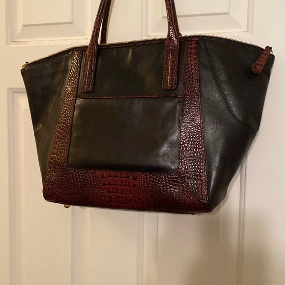 Brahmin Handbags - Beautiful leather Brahmin bag. Two zippers on top and 4 pockets on the inside.